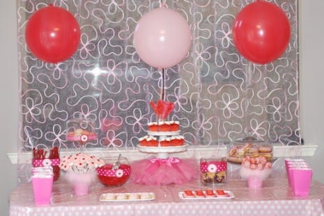 birthday party food table. (and fish food) favors.