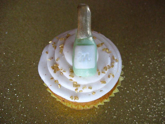 new-years-fondant-champagne-bottle-topper