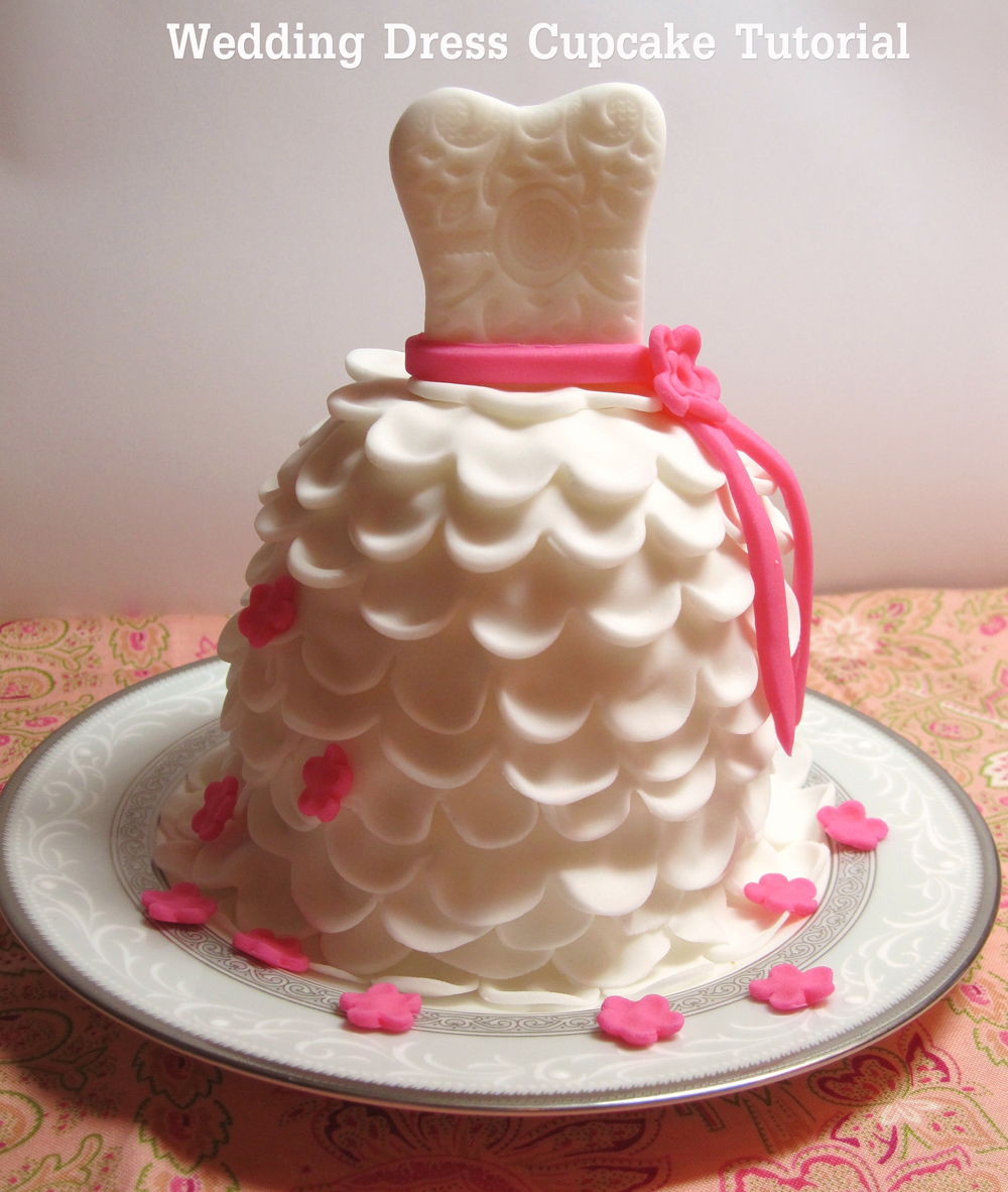 {DIY} How to Make Beautiful Wedding Dress Cupcakes with Fondant Catch