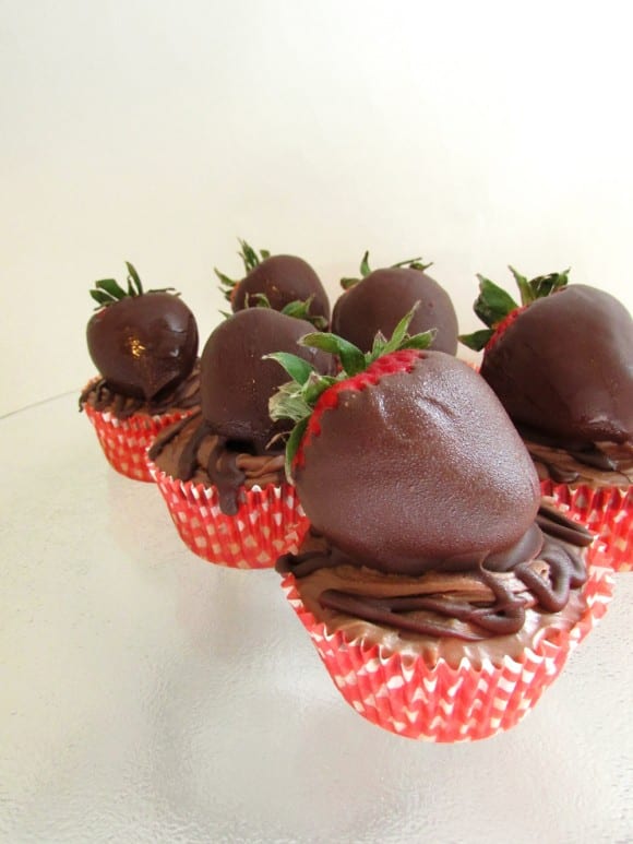 recipe-chocolate-covered-strawberry-cupcakes-mothers-day (4)