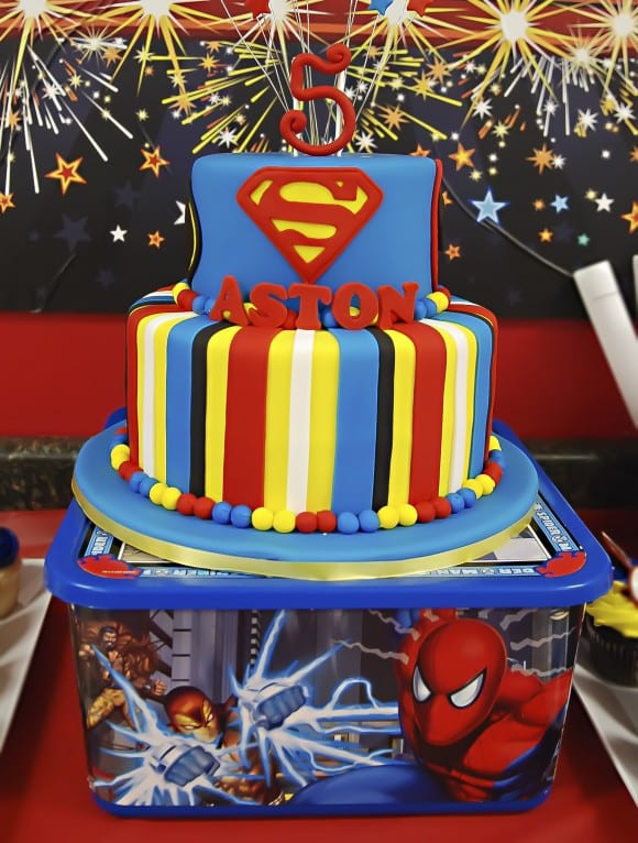 superhero-party-cake-superman