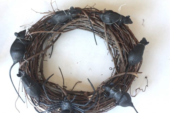 Creepy Rat & Spider Halloween Wreath | CatchMyParty.com