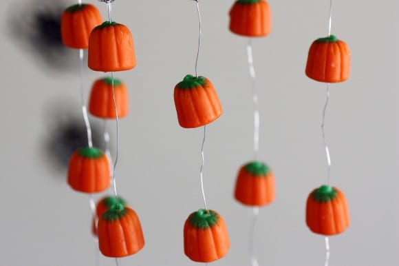 halloween-candy-pumpkin-chandelier-diy-27A