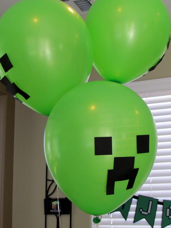 Minecraft party ideas - Creeper balloons