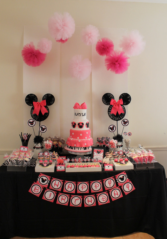 Minnie Mouse party dessert table