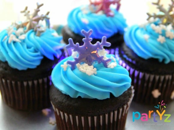 Frozen snowflake cupcakes | catchmyparty.com