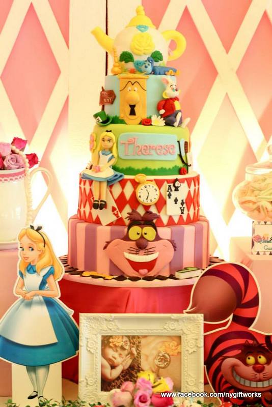 Alice in Wonderland Birthday Cake Ideas | CatchMyParty.com
