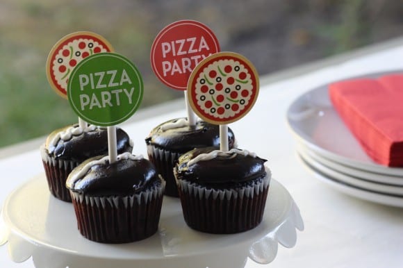 Tips and free printables for throwing a pizza party! | CatchMyParty.com