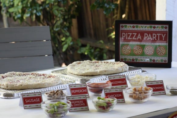 Tips and free printables for throwing a pizza party! | CatchMyParty.com