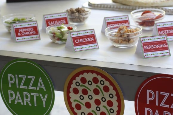 Tips and free printables for throwing a pizza party! | CatchMyParty.com