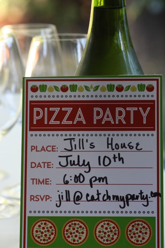 Tips and free printables for throwing a pizza party! | CatchMyParty.com