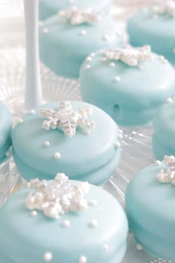 16 Awesome Frozen Party Treat Ideas - Macacrons | CatchMyParty.com