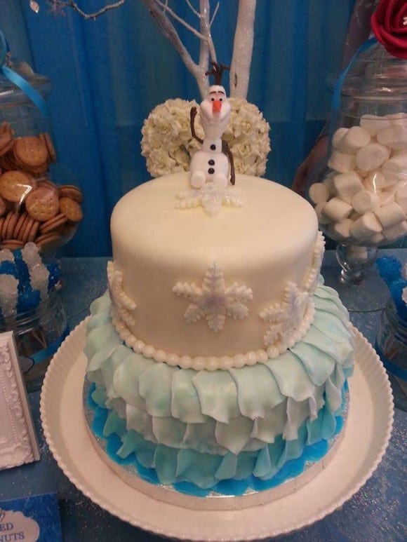Amazing Frozen birthday cake | CatchMyParty.com