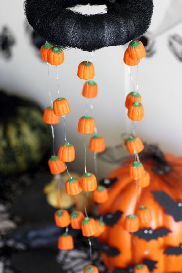 Halloween pumpkin candy chandelier DIY | CatchMyParty.com