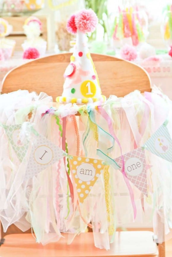 Fabric garland high chair decoration | CatchMyParty.com