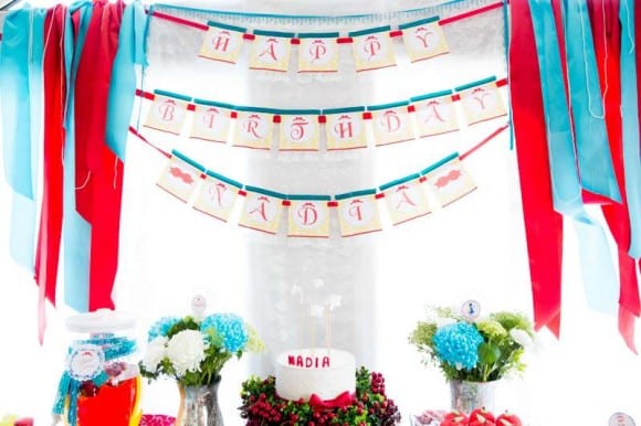 Fabric garland at a Snow White birthday party | CatchMyParty.com