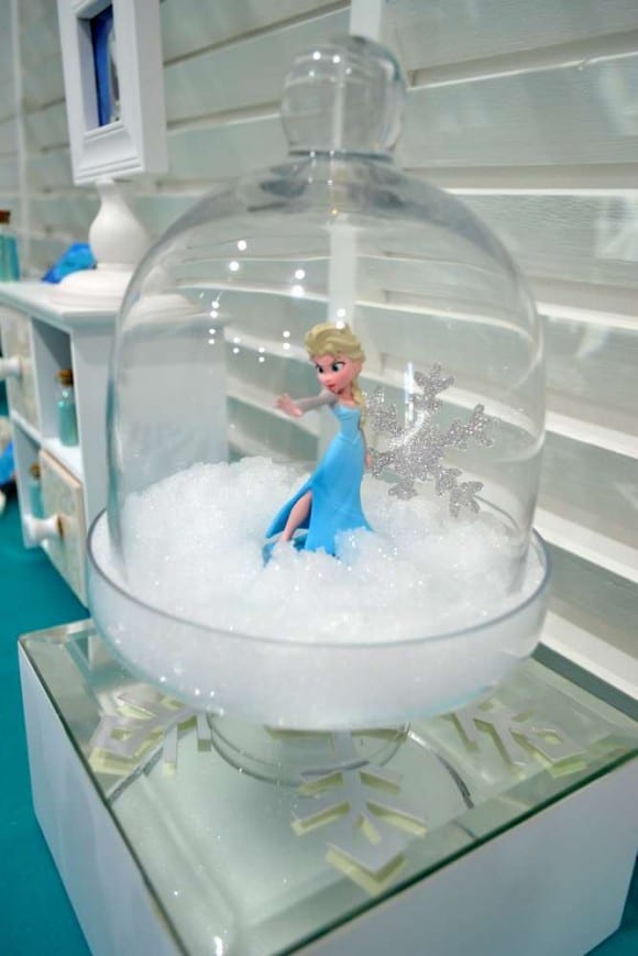 Frozen snow globe | CatchMyParty.com