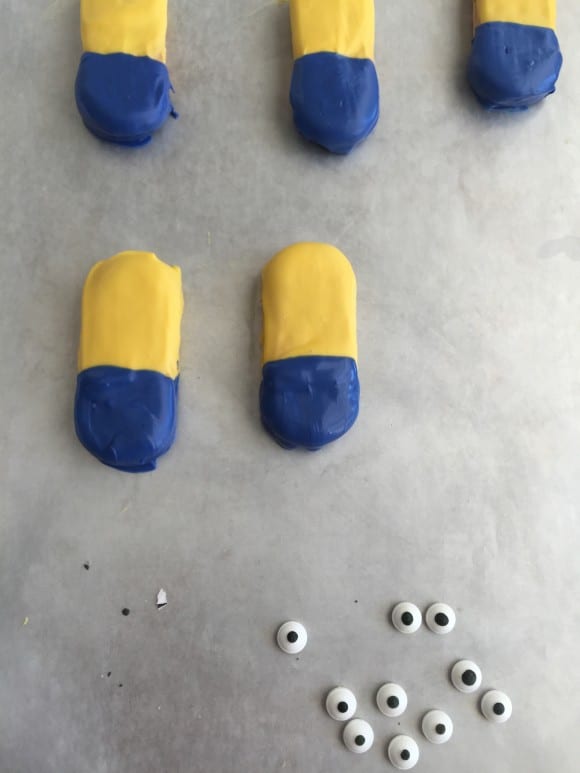 Minions Cookies DIY | CatchMyParty.com