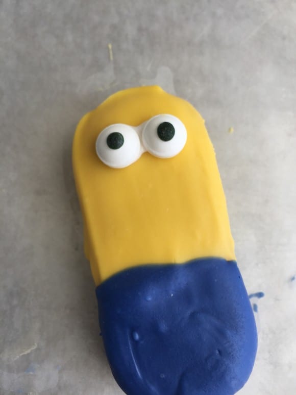 Minions Cookies DIY | CatchMyParty.com