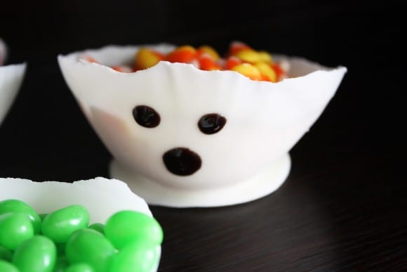 DIY White Chocolate Ghost Bowl | CatchMyParty.com