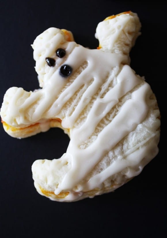 Learn to make these Halloween Pumpkin Pop-Tarts | CatchMyParty.com