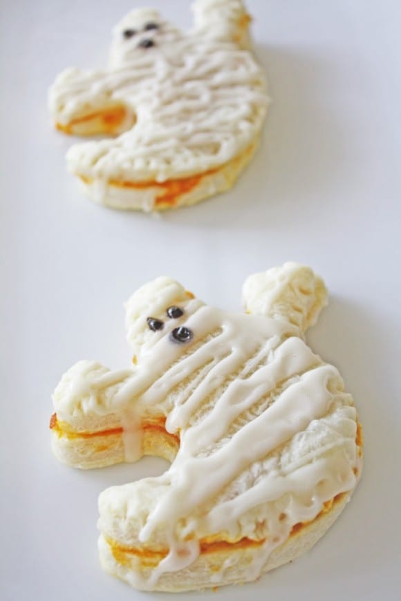 Learn to make these Halloween Pumpkin Pop-Tarts | CatchMyParty.com