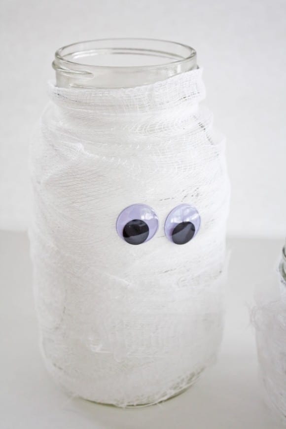 Making Halloween Mummy Jars DIY | CatchMyParty.com