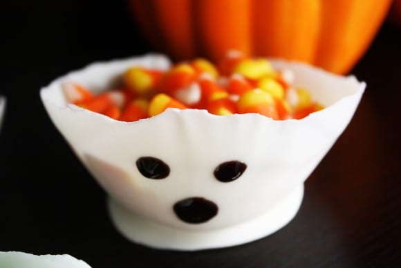 White chocolate ghost bowl for Halloween | CatchMyParty.com