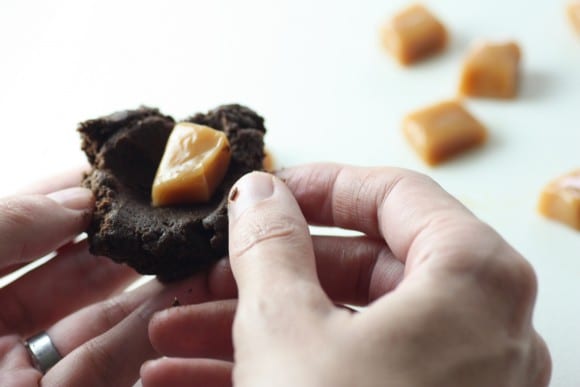 easy-caramel-chocolate-crinkle-cookie-recipe-36