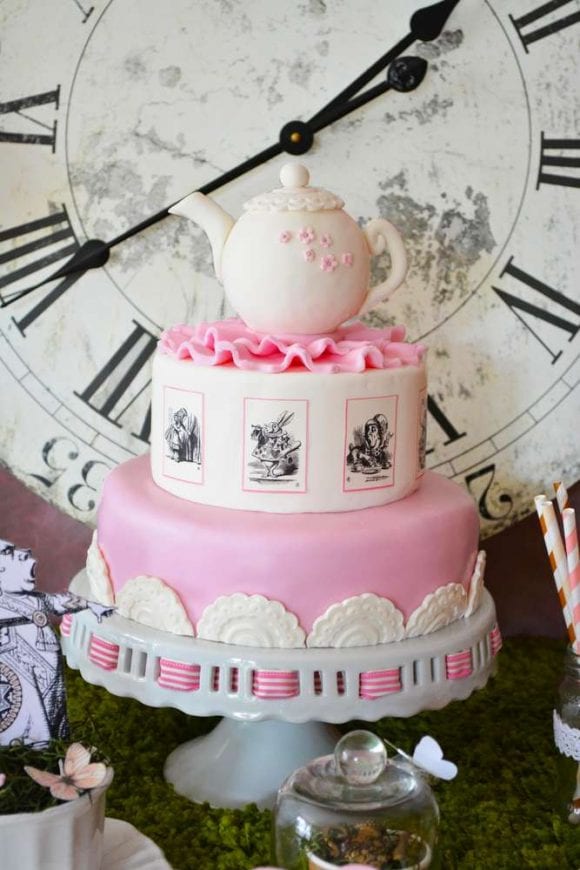 Alice in Wonderland cake | Catchmyparty.com