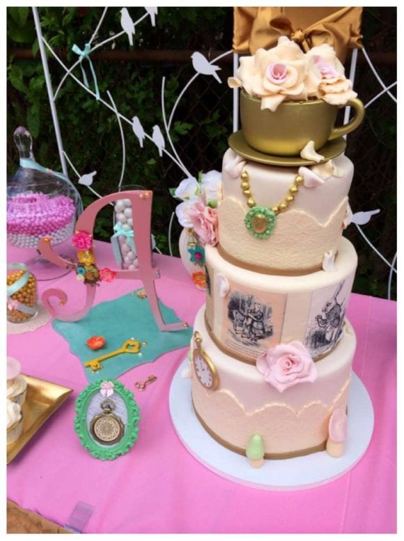 Alice in Wonderland cake | Catchmyparty.com