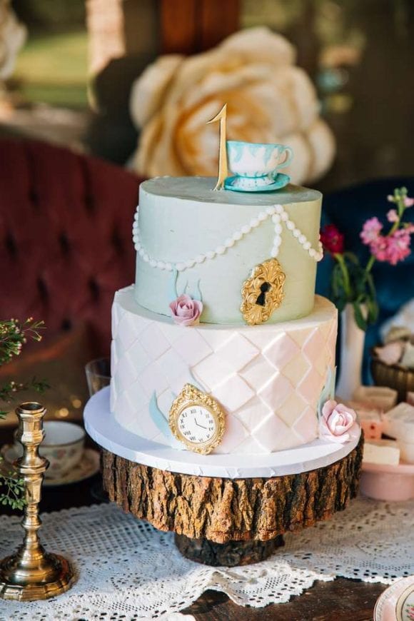 Vintage Alice in Wonderland cake | Catchmyparty.com