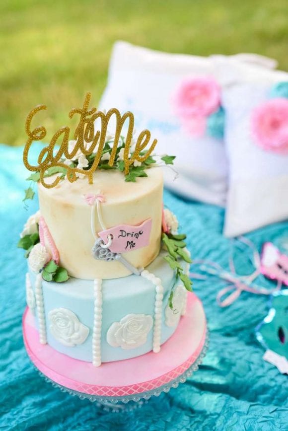 Alice in Wonderland cake | Catchmyparty.com