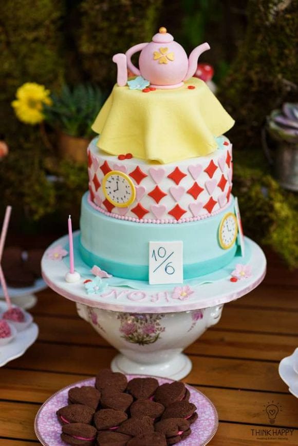 Alice in Wonderland cake | Catchmyparty.com