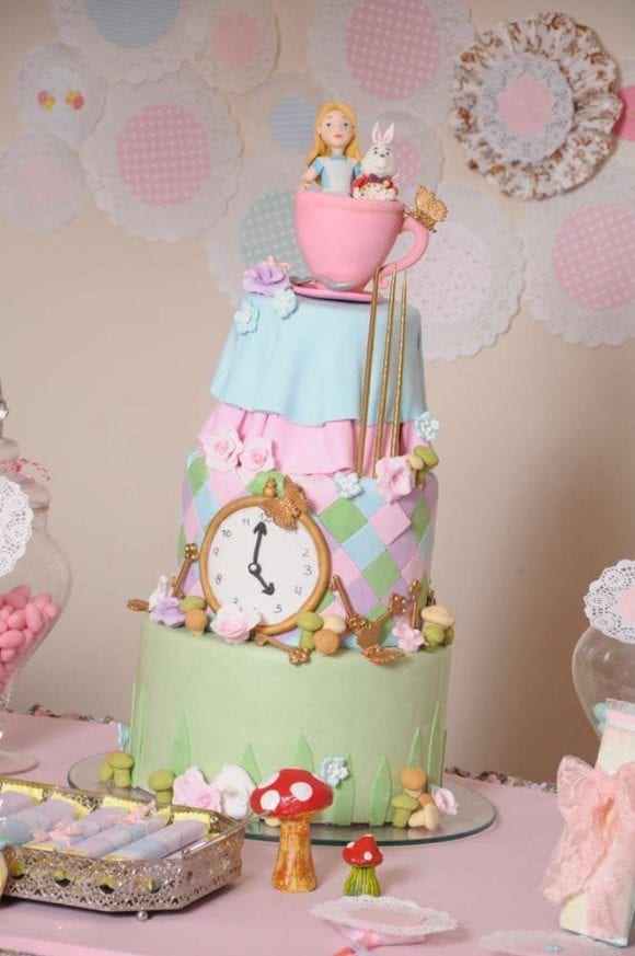 Alice in Wonderland cake | Catchmyparty.com