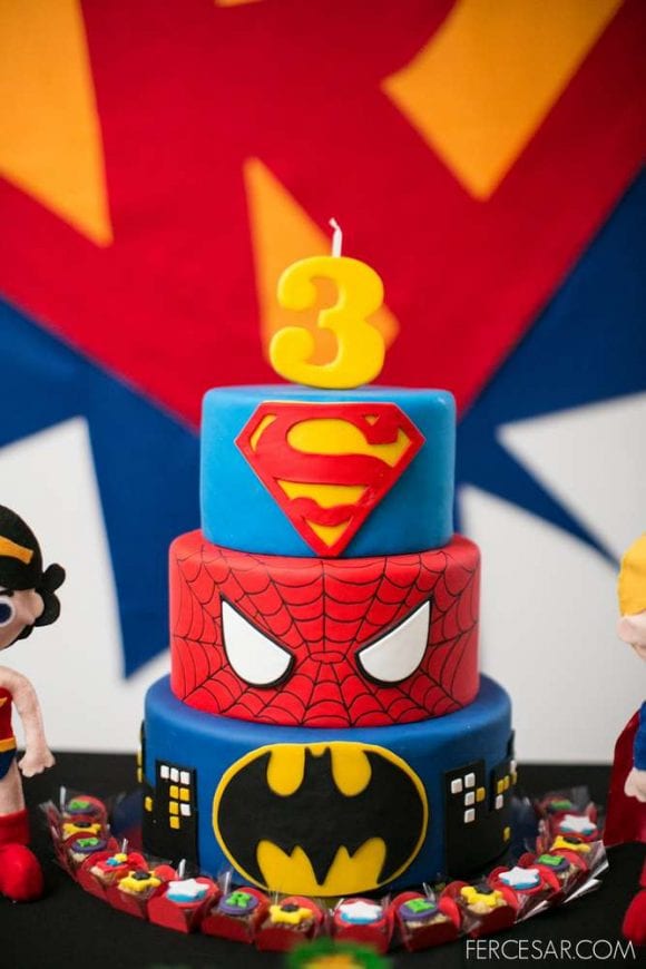 Superhero cake | Catchmyparty.com