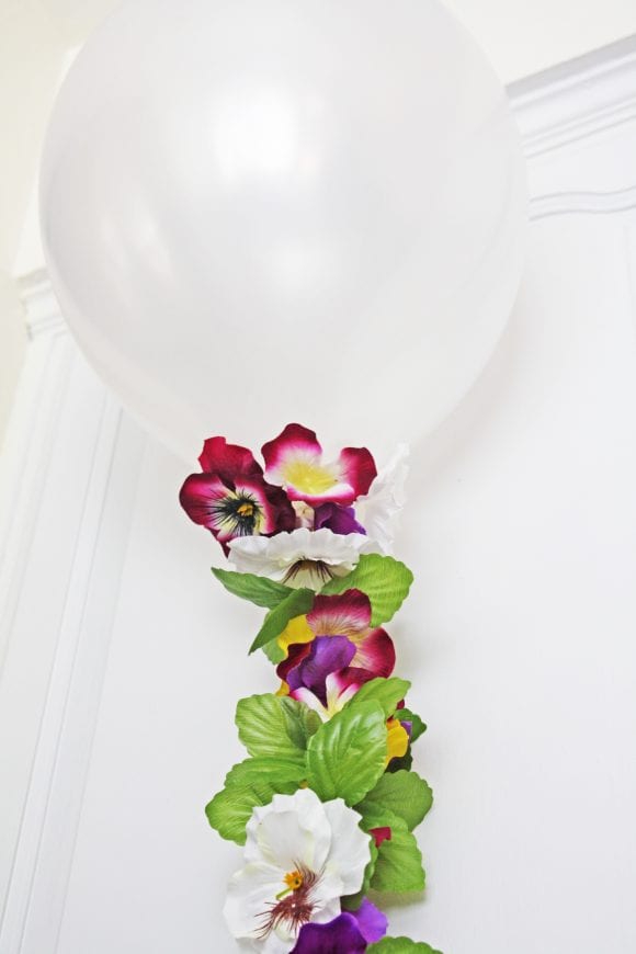 Beautiful flower balloon garland | CatchMyParty.com