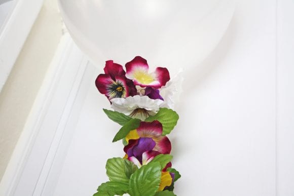 Beautiful flower balloon garland | CatchMyParty.com