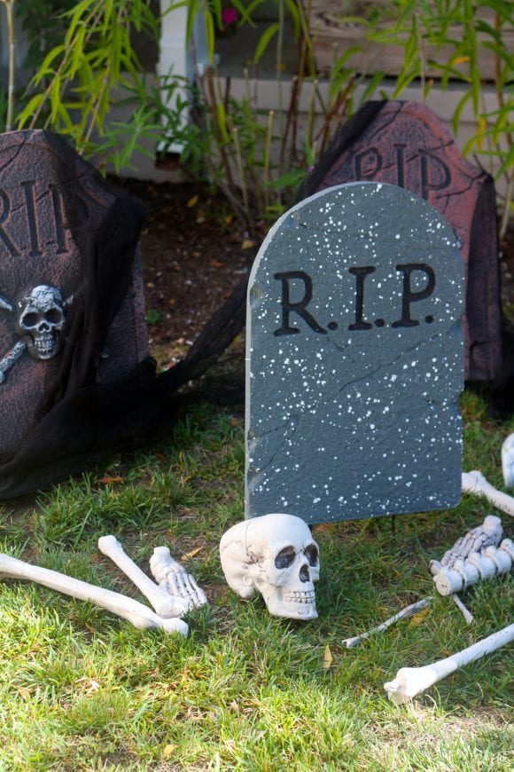 The Easiest Scariest Halloween Decorations | CatchMyParty.com