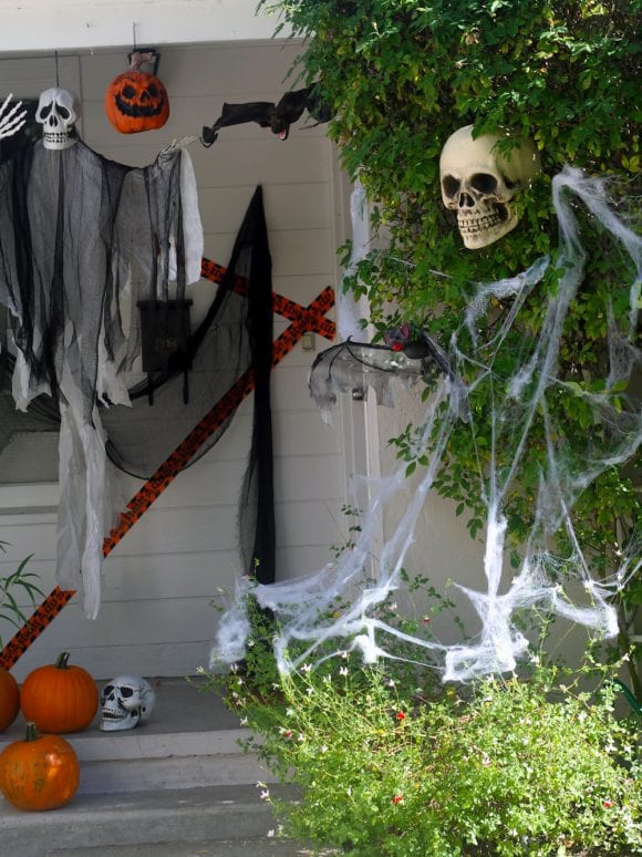 The Easiest Scariest Halloween Decorations | CatchMyParty.com