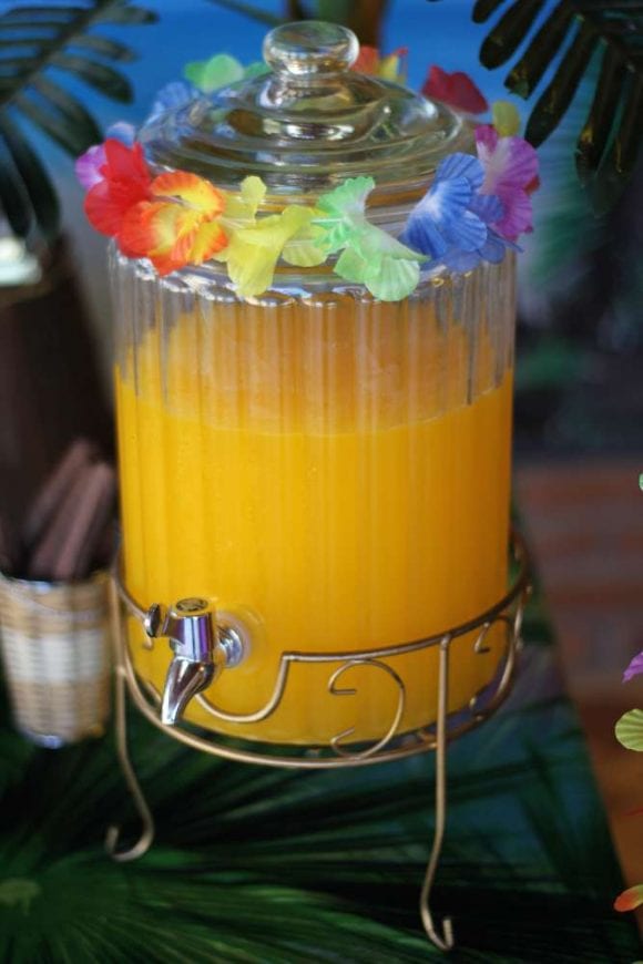 Drink dispenser for a Moana Party | CatchMyParty.com