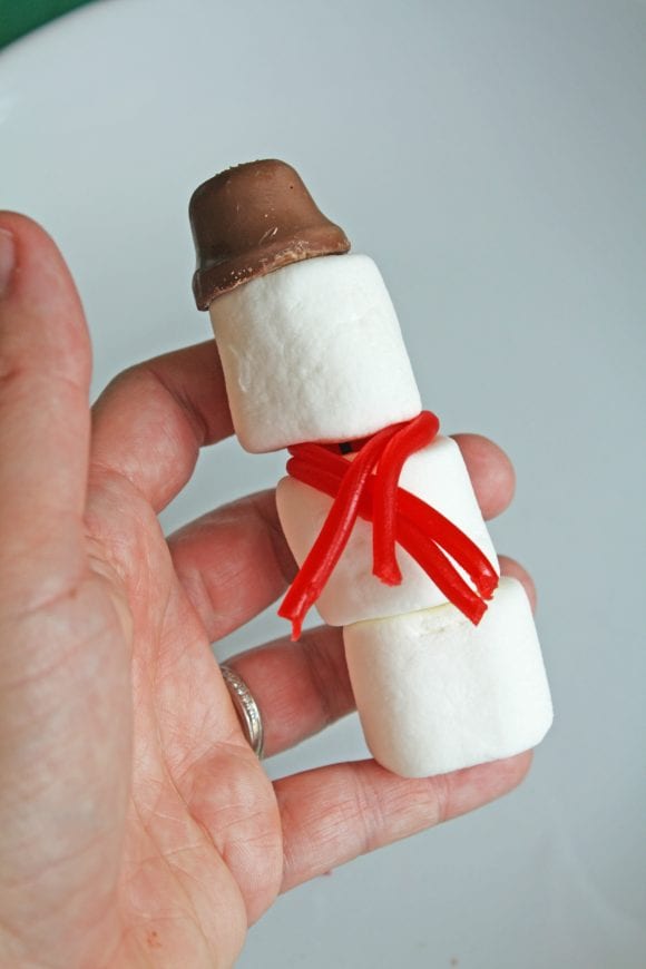 Building a marshmallow snowman | CatchMyParty.com