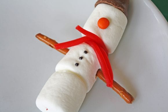 Building a marshmallow snowman | CatchMyParty.com