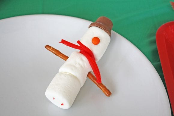 Building a marshmallow snowman | CatchMyParty.com