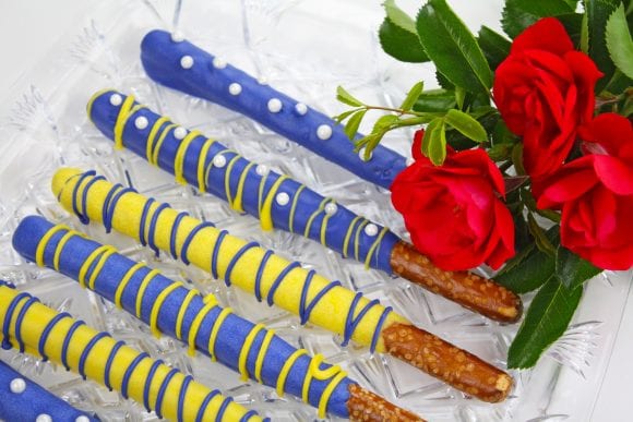 Drizzle the remaining pretzel rods | CatchMyParty.com