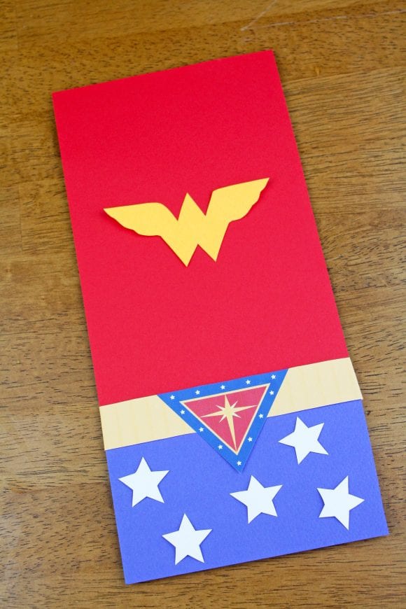 Trace Wonder Woman Logo and Glue at the Center | CatchMyParty.com