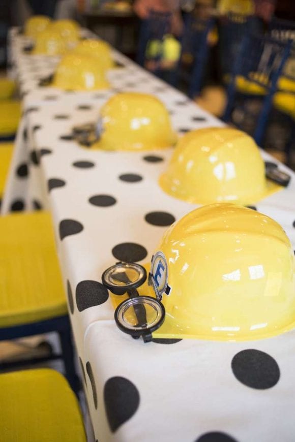Minions table settings | CatchMyParty.com