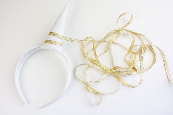 Placing the horn at the center of the headband | CatchMyParty.com
