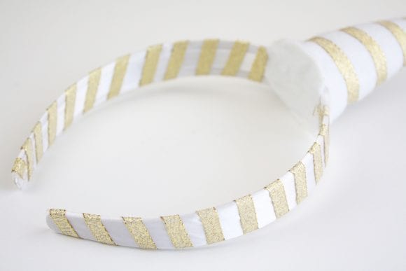 Wrapping the headband and the horn with a ribbon | CatchMyParty.com