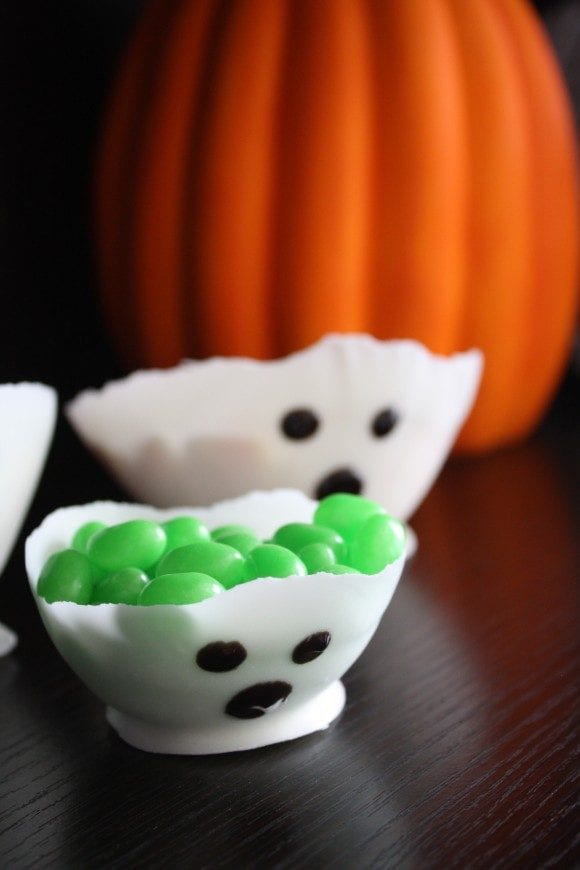 White Chocolate Ghost Bowls DIY | CatchMyParty.com
